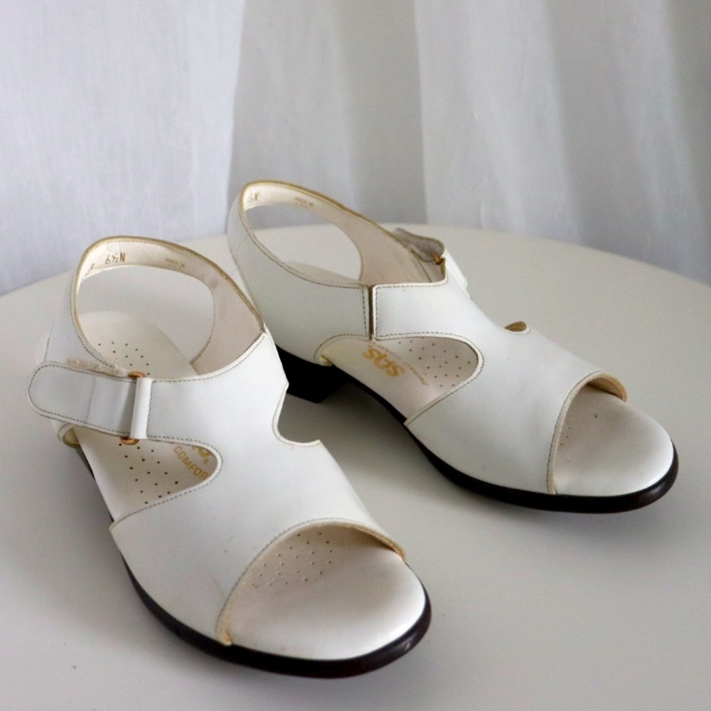 SAS White Sandals / 6.5